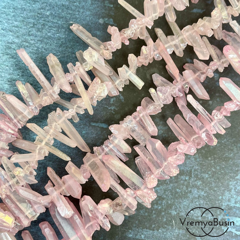 Кварц  матовый, мелкие кристаллы, ок. 25-30х5-6 мм,  цв. розовый (1/2 нити, ок. 38 шт.)