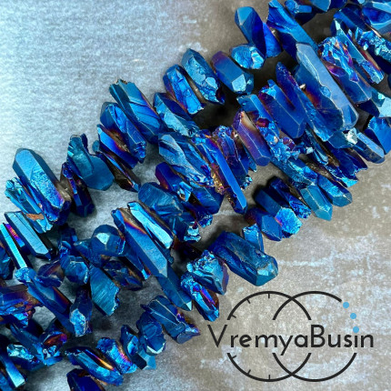 Кварц тонир., мелкие кристаллы, ок. 20-25х6-7 мм, цв. синий металлик (1/2 нити, ок. 32 шт.)