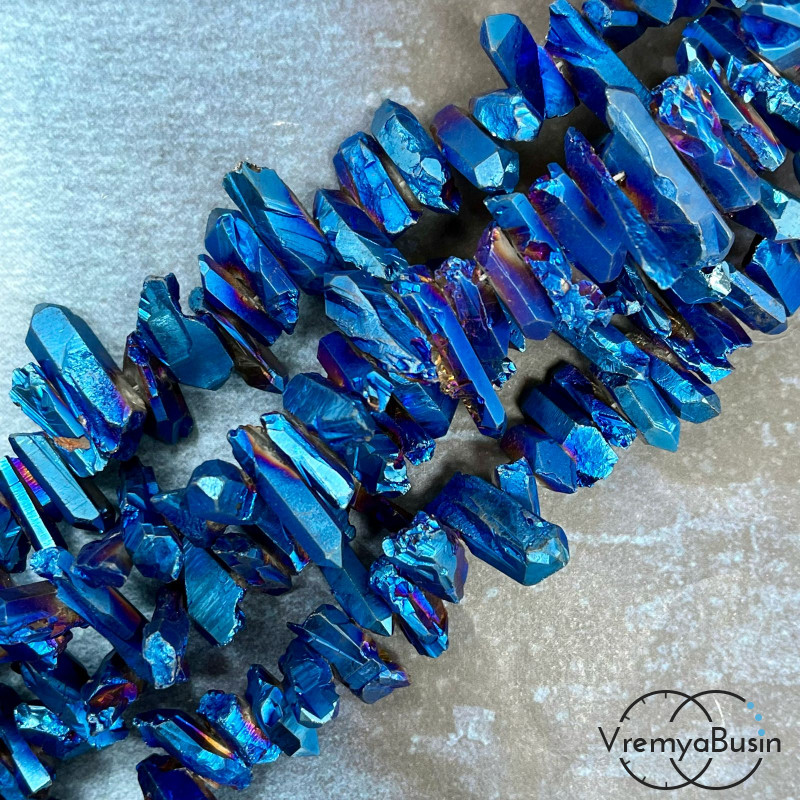 Кварц тонир., мелкие кристаллы, ок. 20-25х6-7 мм, цв. синий металлик (1/2 нити, ок. 32 шт.)