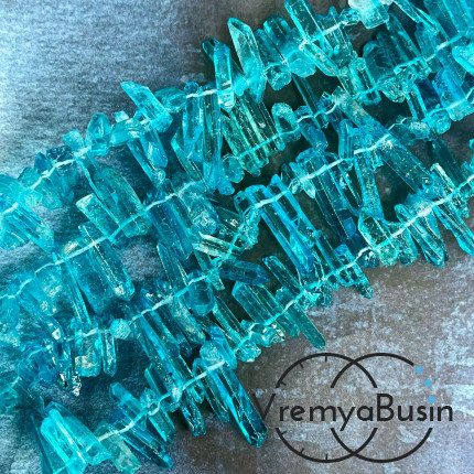 Кварц тонир., мелкие кристаллы, ок. 25-30х5-6 мм,  цв. бирюзовый (1/2 нити, ок. 38 шт.)