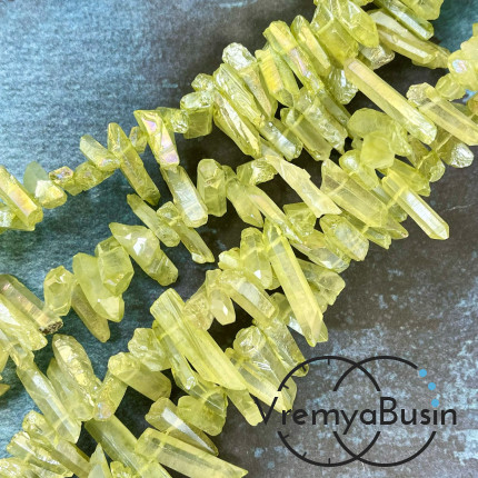 Кварц тонир., мелкие кристаллы, ок. 25-30х5-6 мм,  цв. лимонный (1/2 нити, ок. 38 шт.)