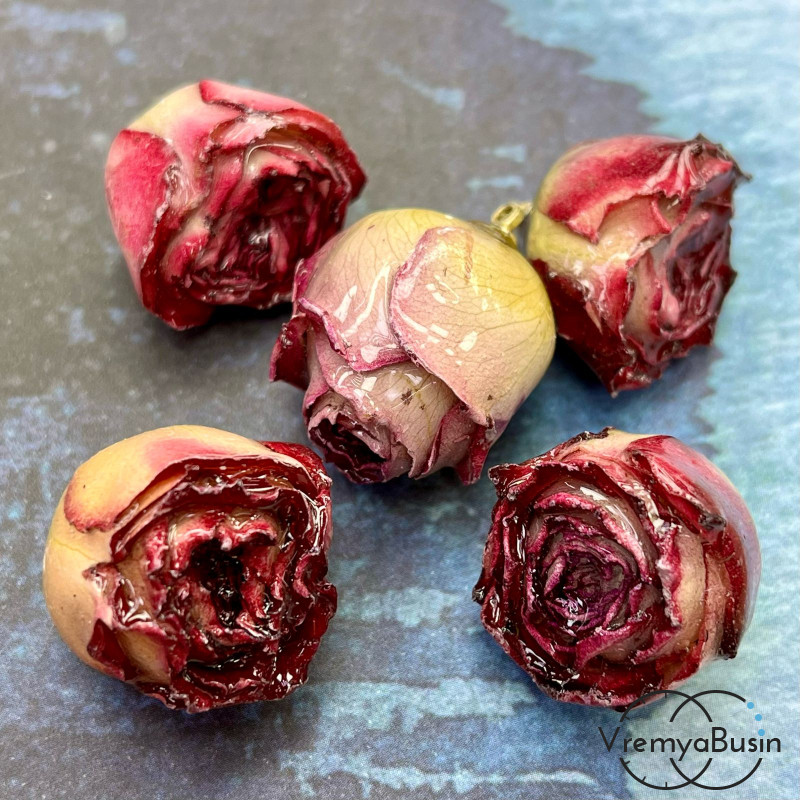 Подвеска «Бутон розы», натур. засушенный цветок в эпоксидной смоле, ок. 25 мм (1 шт.)