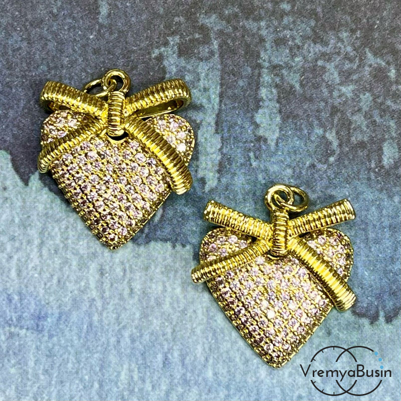 Подвеска  с розовыми фианитами "Сердце с бантиком", 24х20 мм, из латуни  с позолотой (1 шт.)