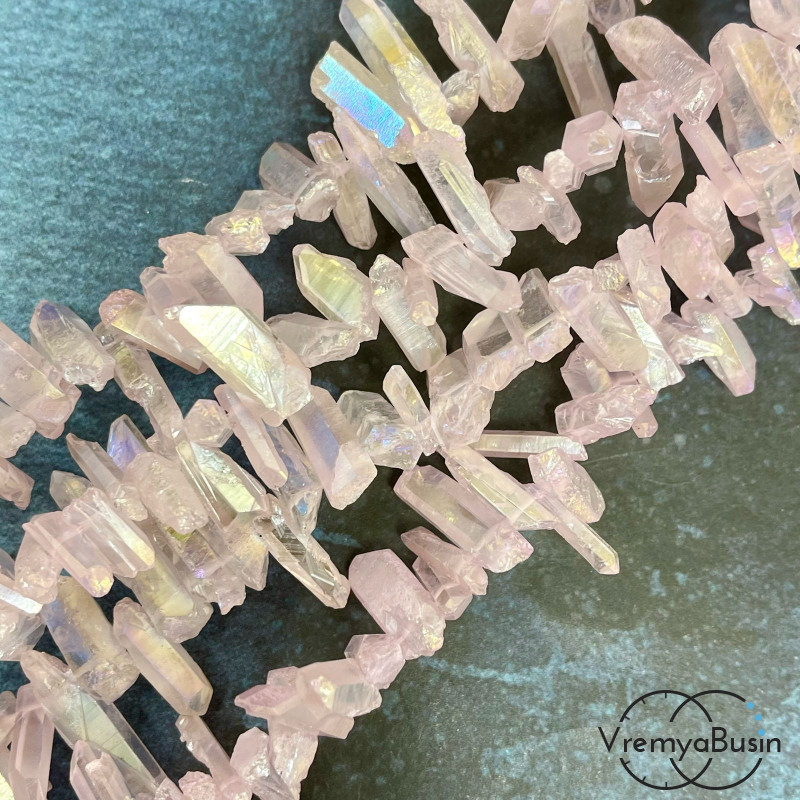 Кварц матовый, мелкие кристаллы, ок. 20-25х6-7 мм, цв. розовый (1/2 нити, ок. 32 шт.)