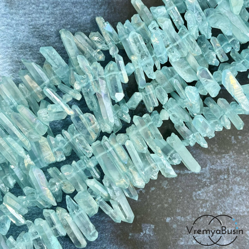 Кварц  матовый, мелкие кристаллы, ок. 25-30х5-6 мм, цв. бледно-бирюзовый (1/2 нити, ок. 38 шт.)