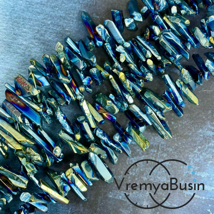Кварц тонир., мелкие кристаллы, ок. 25-30х5-6 мм, цв. сине-зеленый металлик (1/2 нити, ок. 38 шт.)