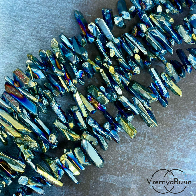 Кварц тонир., мелкие кристаллы, ок. 25-30х5-6 мм, цв. сине-зеленый металлик (1/2 нити, ок. 38 шт.)