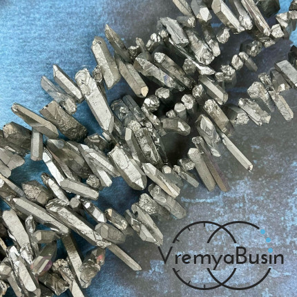 Кварц матовый, мелкие кристаллы, ок. 25-30х5-6 мм,  цв. серебристый металлик (1/2 нити, ок. 38 шт.)