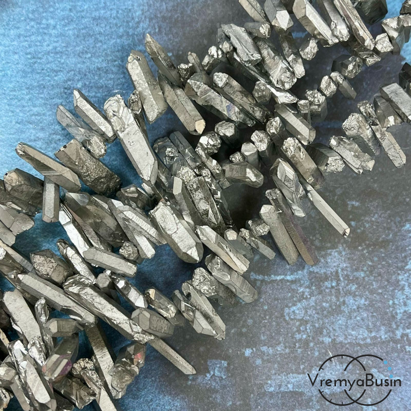 Кварц матовый, мелкие кристаллы, ок. 25-30х5-6 мм,  цв. серебристый металлик (1/2 нити, ок. 38 шт.)