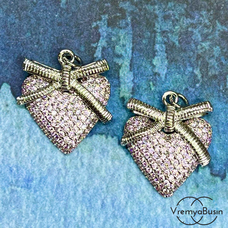 Подвеска  с розовыми фианитами "Сердце с бантиком", 24х20 мм, из латуни с родиевым покрытием (1 шт.)