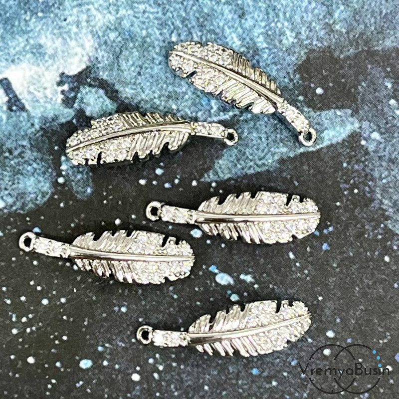 Подвеска «Перо»,18х8 мм, из латуни с родиевым покрытием и фианитами  (1 шт.)