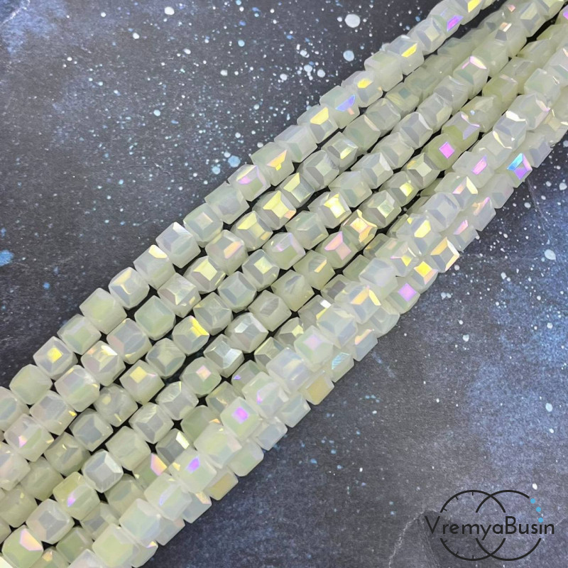 Бусины кубики из граненого стекла, 6 мм  (1/2 нити, ок. 35 шт.)