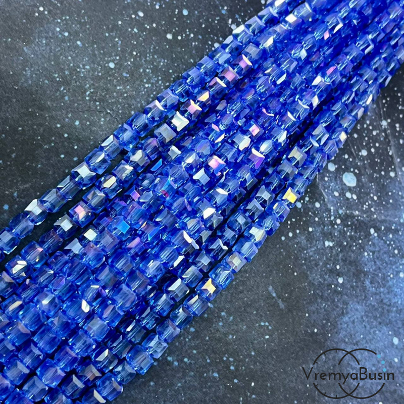 Бусины-кубики из граненого стекла, 4 мм, цв. голубой АБ ( нить, ок. 100 шт.)