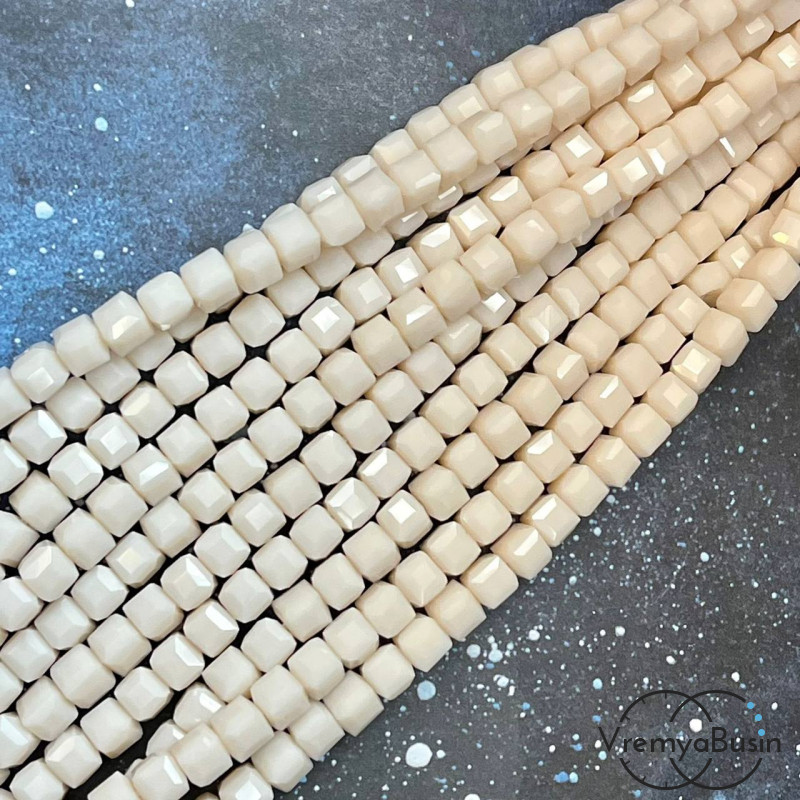 Бусины кубики из граненого стекла, 6 мм  (1/2 нити, ок. 35 шт.)