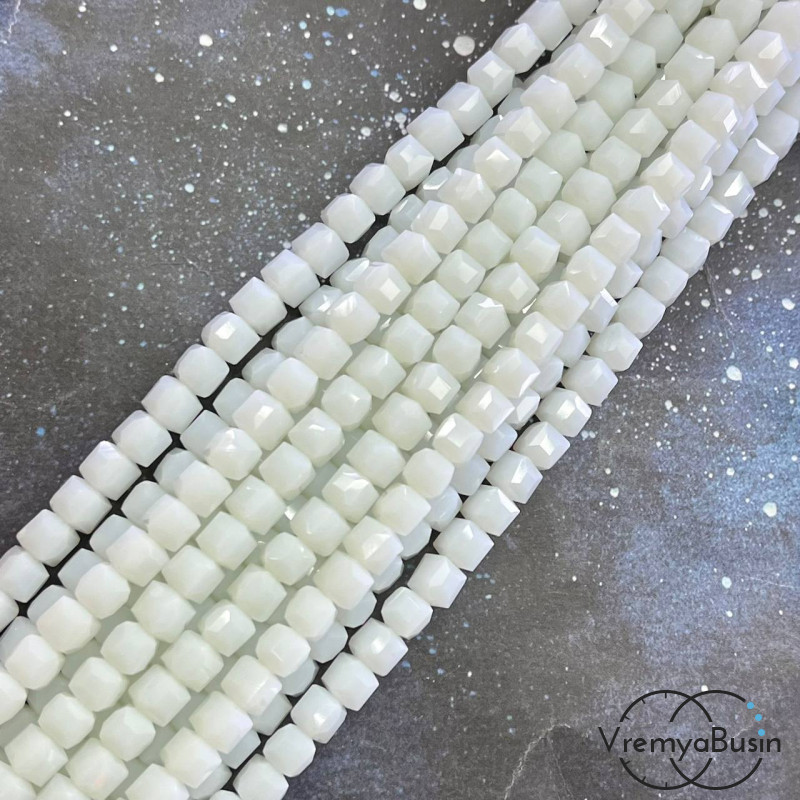 Бусины кубики из граненого стекла, 6 мм  (1/2 нити, ок. 35 шт.)