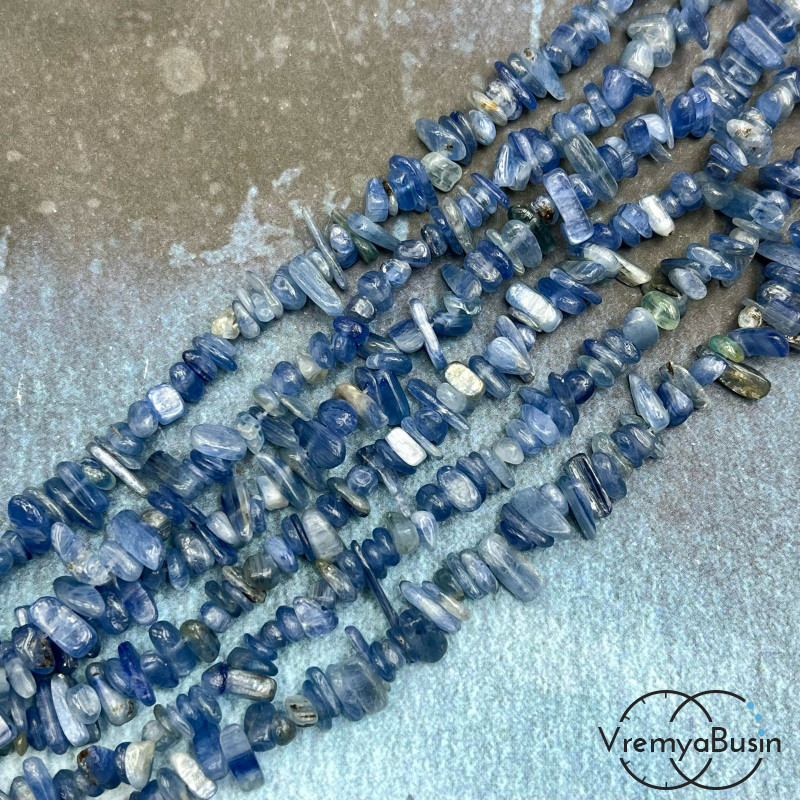 Крошка каменная. Кианит (нить, ок. 40 см.)