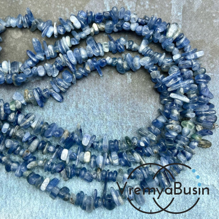 Крошка каменная. Кианит (нить, ок. 80 см.)