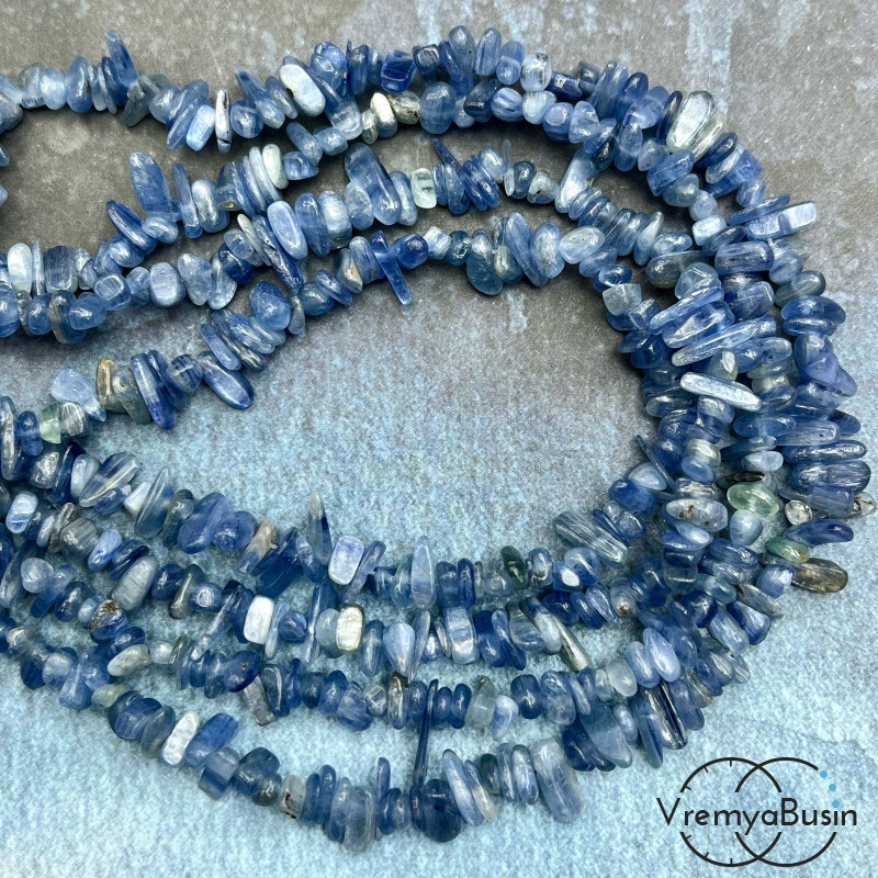 Крошка каменная. Кианит (нить, ок. 80 см.)