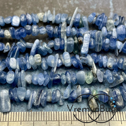 Крошка каменная. Кианит (нить, ок. 40 см.)