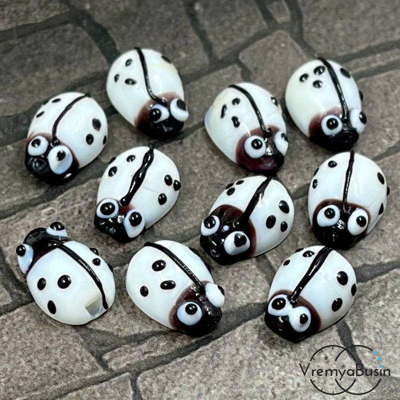 Бусина из стекла "Божья коровка", цв. белый (1 шт.) Бусина из стекла "Божья коровка", цв. белый (1 шт.)
