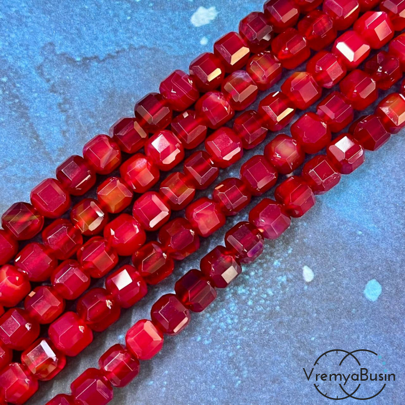 Халцедон с ювелирной огранкой, кубик 8х8 мм, цв. малиновый  (1/2 нити, 24 шт.)