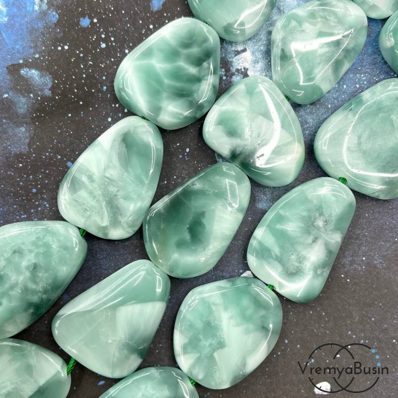 Пектолит синт., галтовка крупная плоская 28х38 мм (1/2 нити, ок. 5 шт.)