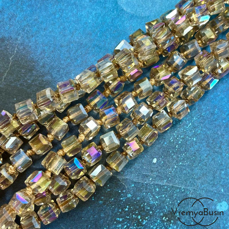Бусины кубики из граненого стекла, 8 мм   (1/2 нити, ок. 29 шт.)