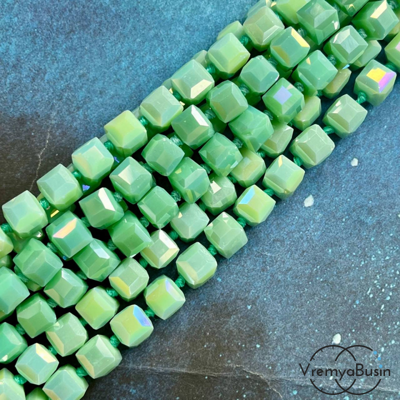 Бусины кубики из граненого стекла, 8 мм   (1/2 нити, ок. 29 шт.)