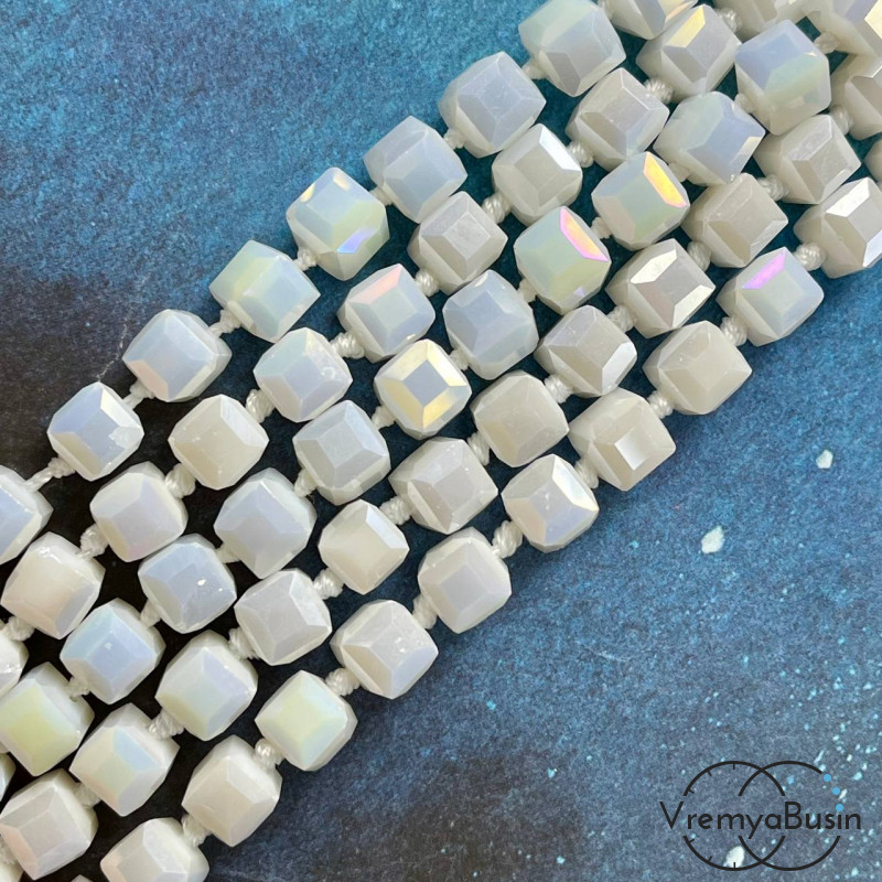 Бусины кубики из граненого стекла, 8 мм   (1/2 нити, ок. 29 шт.)