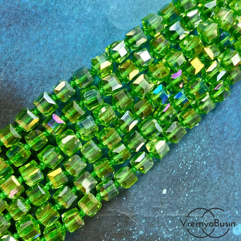 Бусины кубики из граненого стекла, 8 мм   (1/2 нити, ок. 29 шт.)