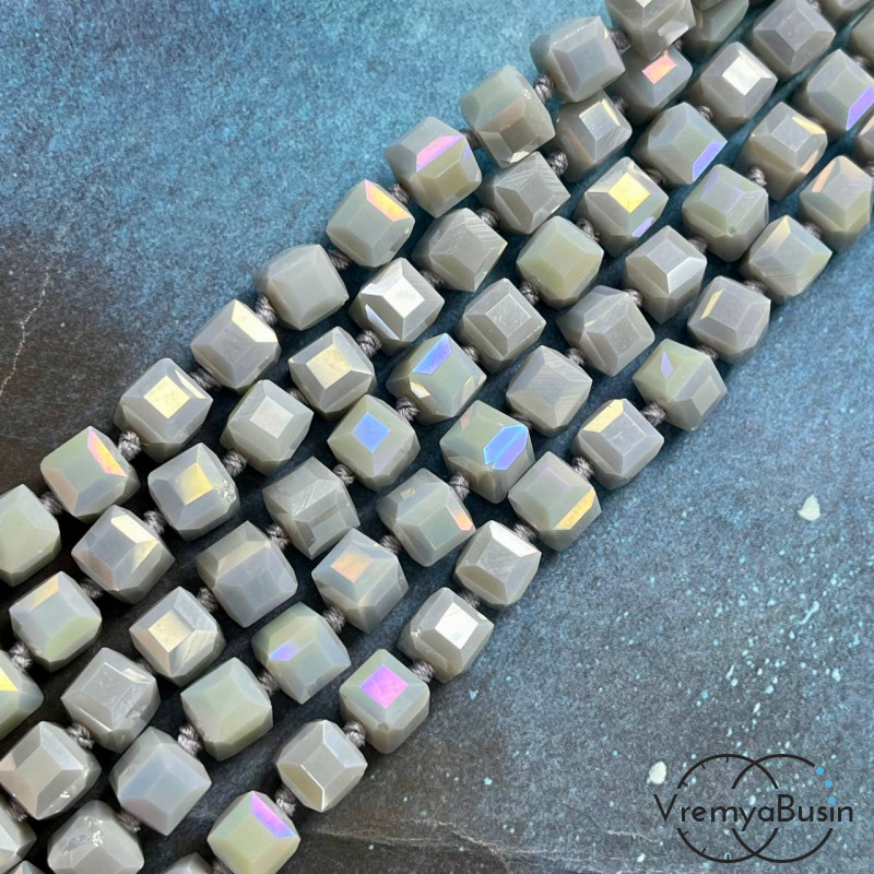 Бусины кубики из граненого стекла, 8 мм   (1/2 нити, ок. 29 шт.)