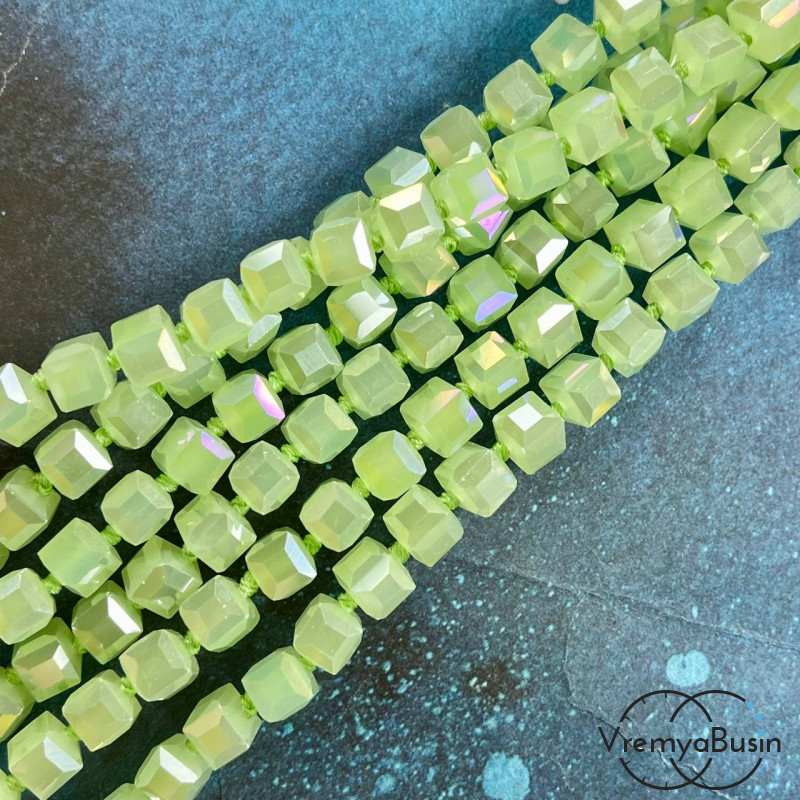 Бусины кубики из граненого стекла, 8 мм   (1/2 нити, ок. 29 шт.)