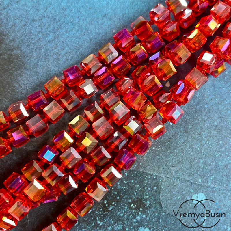 Бусины кубики из граненого стекла, 8 мм   (1/2 нити, ок. 29 шт.)