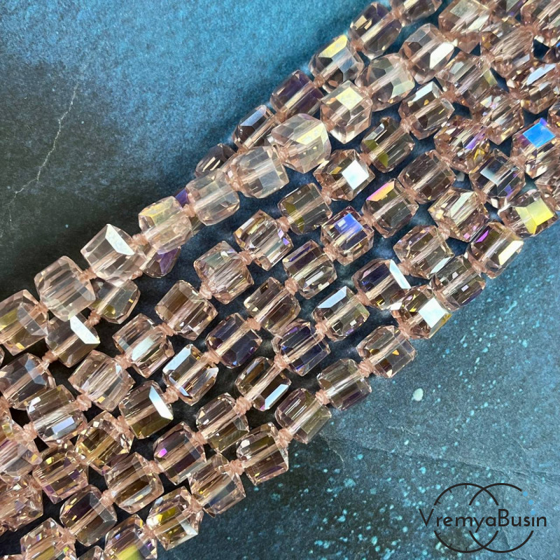 Бусины кубики из граненого стекла, 8 мм   (1/2 нити, ок. 29 шт.)