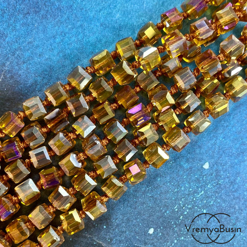 Бусины кубики из граненого стекла, 8 мм   (1/2 нити, ок. 29 шт.)