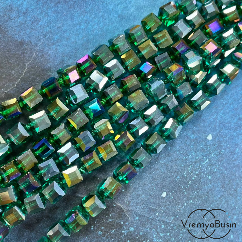 Бусины кубики из граненого стекла, 8 мм   (1/2 нити, ок. 29 шт.)