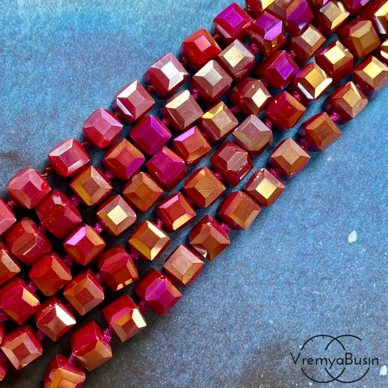 Бусины кубики из граненого стекла, 8 мм   (1/2 нити, ок. 29 шт.)