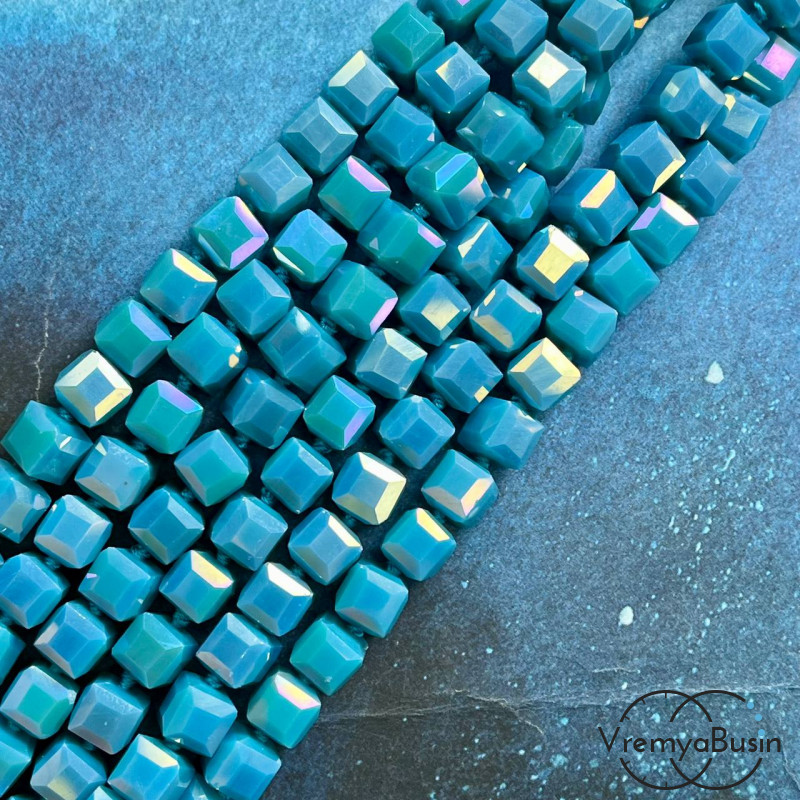 Бусины кубики из граненого стекла, 8 мм   (1/2 нити, ок. 29 шт.)