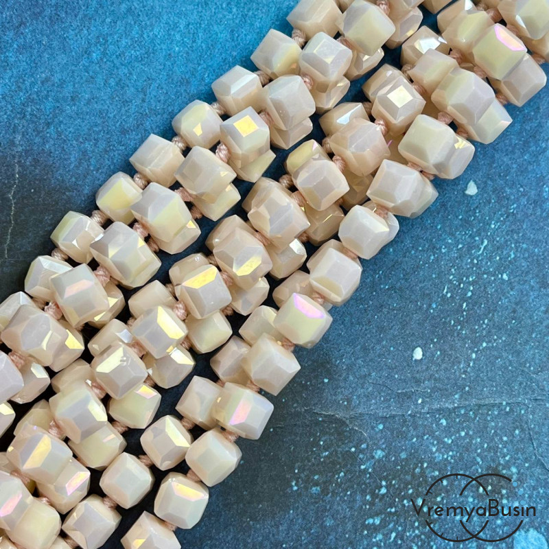 Бусины кубики из граненого стекла, 8 мм   (1/2 нити, ок. 29 шт.)