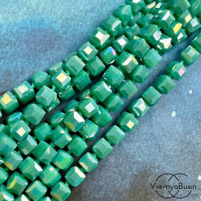 Бусины кубики из граненого стекла, 8 мм   (1/2 нити, ок. 29 шт.)