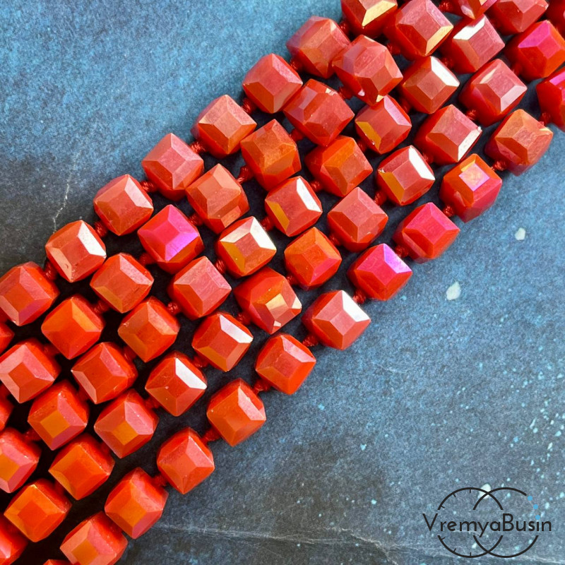 Бусины кубики из граненого стекла, 8 мм   (1/2 нити, ок. 29 шт.)