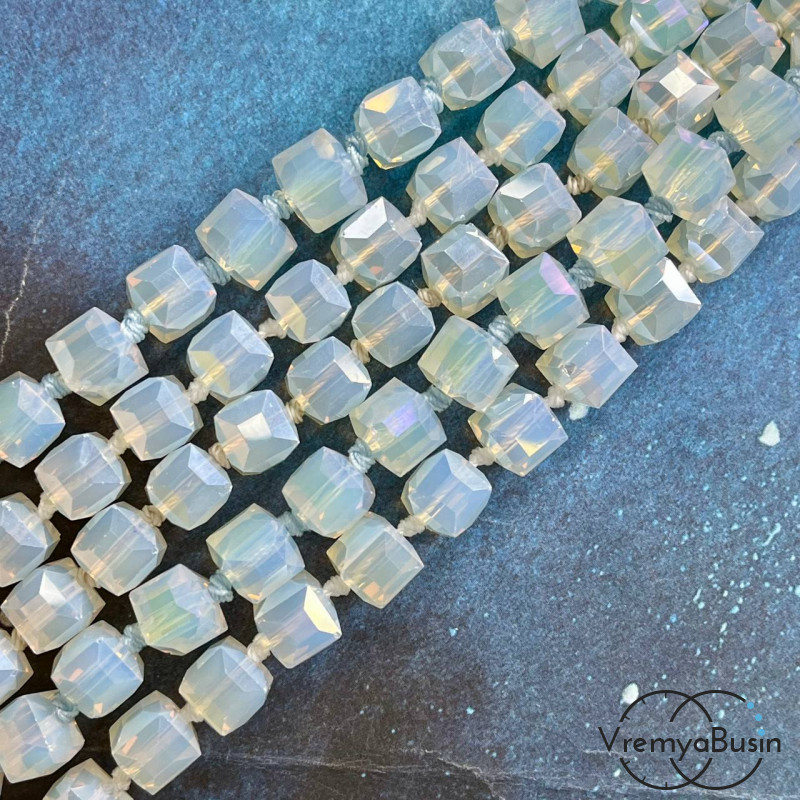 Бусины кубики из граненого стекла, 8 мм   (1/2 нити, ок. 29 шт.)