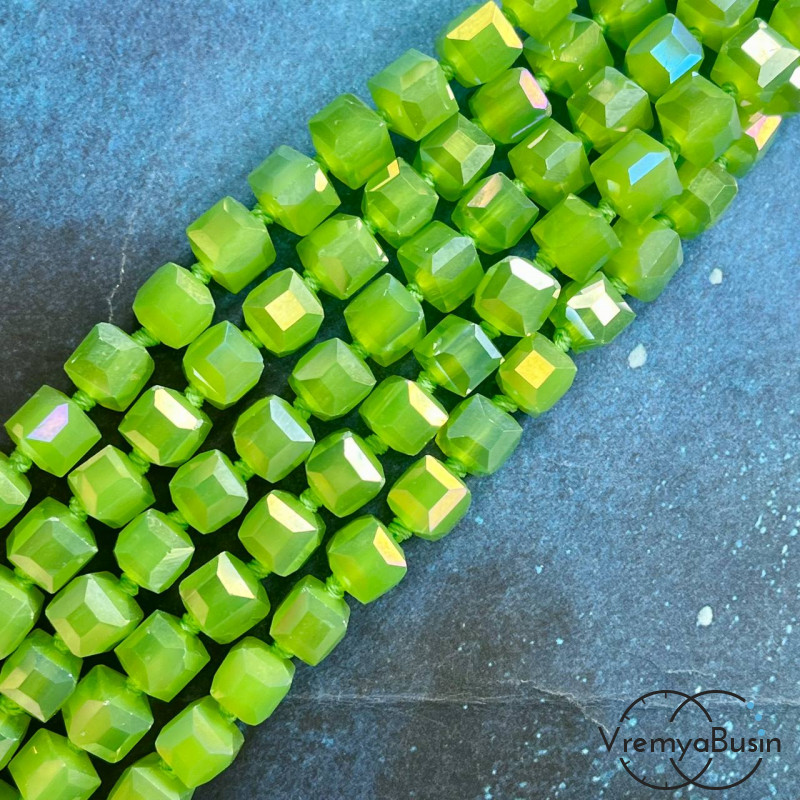 Бусины кубики из граненого стекла, 8 мм   (1/2 нити, ок. 29 шт.)