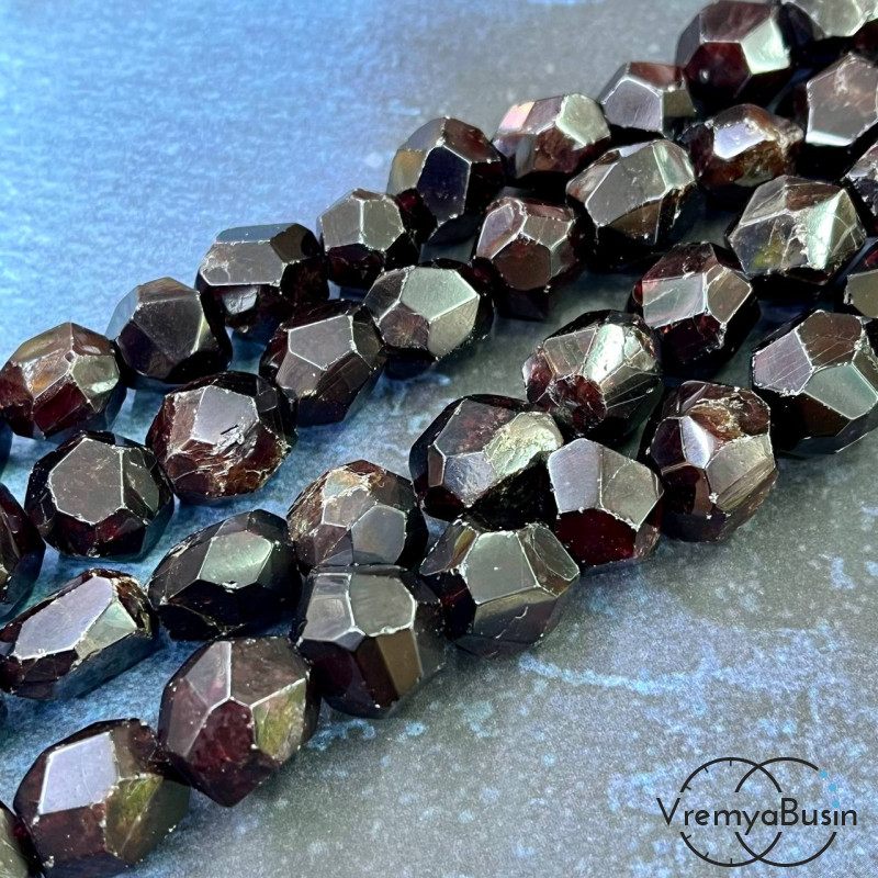 Гранат, галтовка с гранями, ок. 15 мм (1/2 нити, ок. 13-14 шт.) 
