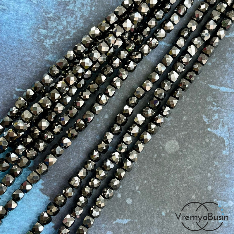 Бусины кубики из граненого стекла, 5 мм  (1/2 нити, ок. 45 шт.)