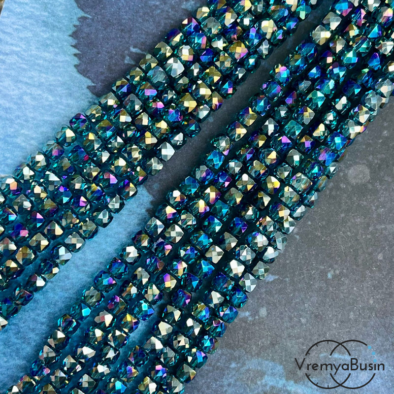 Бусины кубики из граненого стекла, 5 мм  (1/2 нити, ок. 45 шт.)