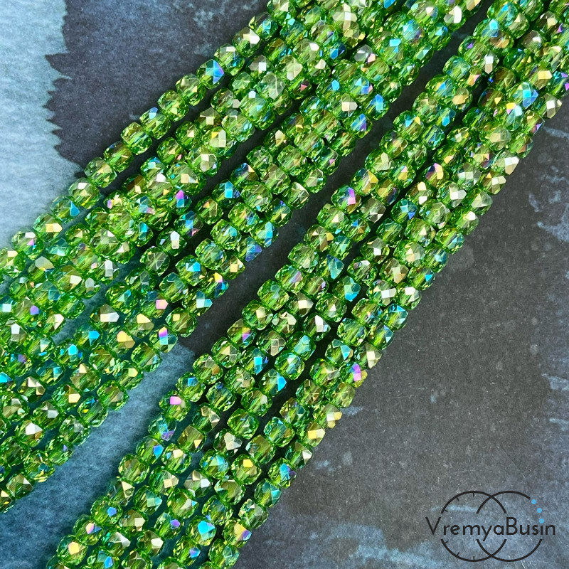 Бусины кубики из граненого стекла, 5 мм  (1/2 нити, ок. 45 шт.)