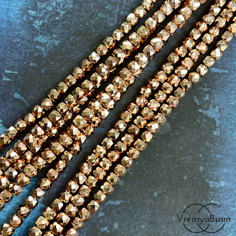 Бусины кубики из граненого стекла, 5 мм  (1/2 нити, ок. 45 шт.)