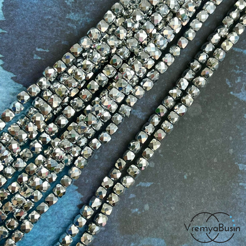 Бусины кубики из граненого стекла, 5 мм  (1/2 нити, ок. 45 шт.)