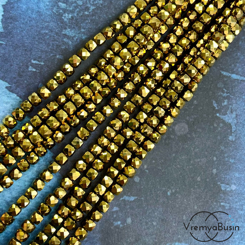 Бусины кубики из граненого стекла, 5 мм  (1/2 нити, ок. 45 шт.)